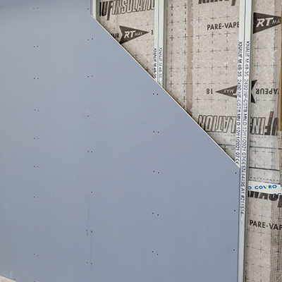 Isolant inséré entre les montants