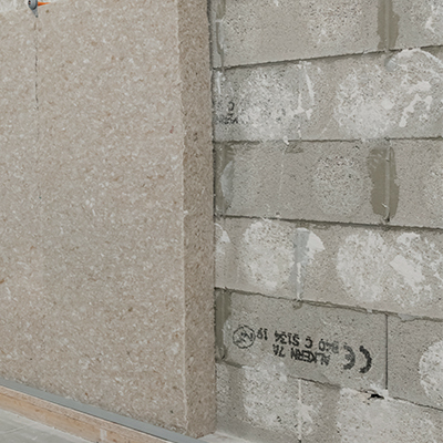 Pose directe de l'isolant contre la paroi extérieure