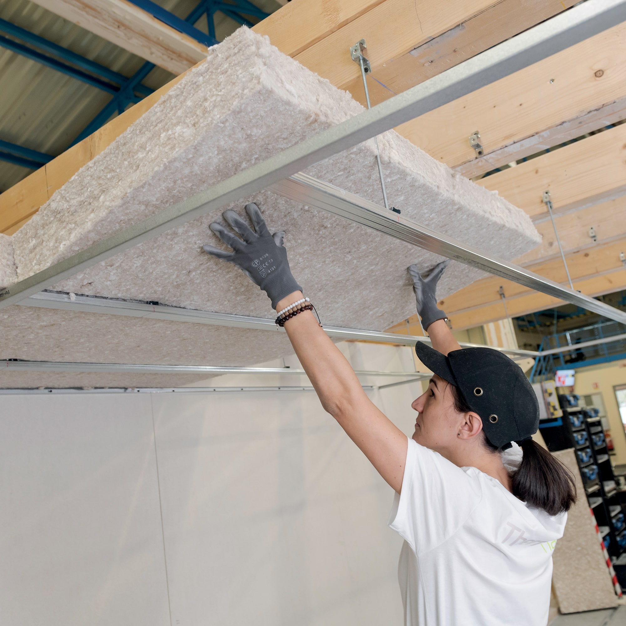 Mise en place de l'isolant sur ossature métallique